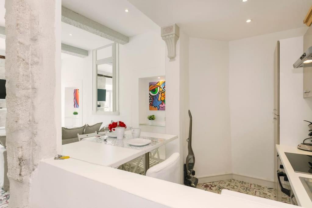 Апартаменти La Loge De L'Horloge - 1 Min Palais Des Papes - Ac Clim - Wifi - Hypercentre - Vue Sur Le Carrousel Авіньйон Екстер'єр фото